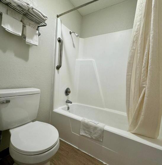 فندق صغير Rodeway Inn Church Hill   Tri Cities Area