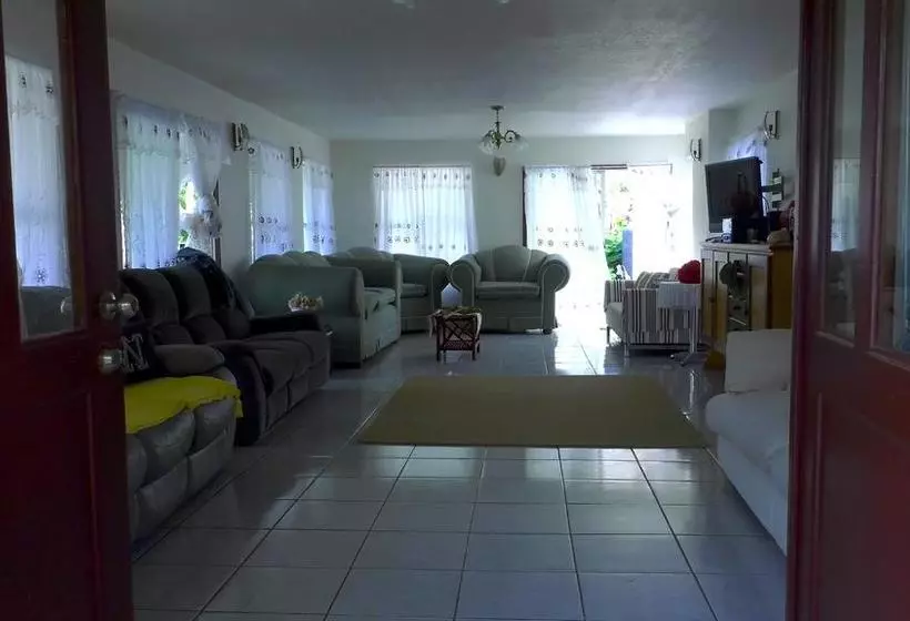 تختخواب و صبحانه Tuna S Lodge