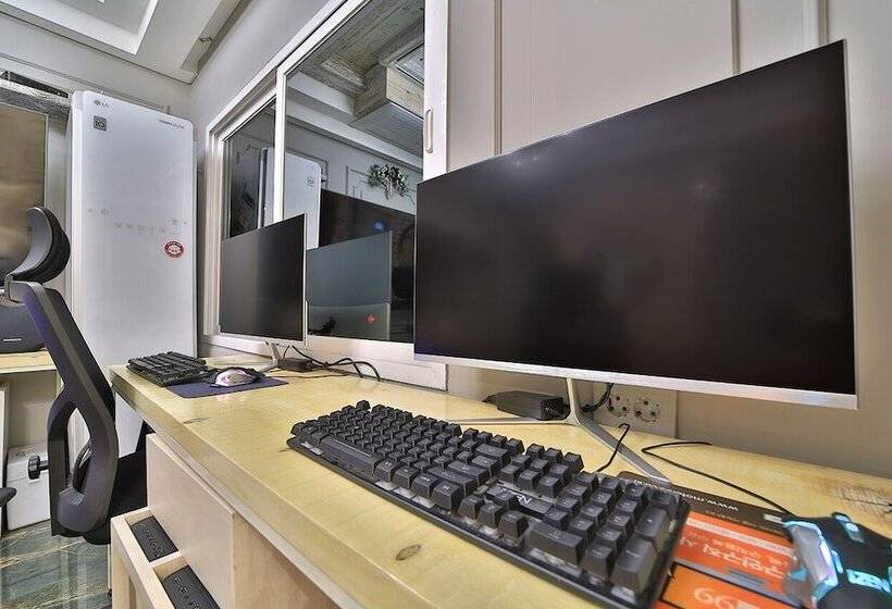 Hotel February Suseong