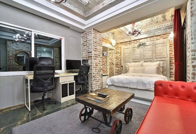 Hotel February Suseong