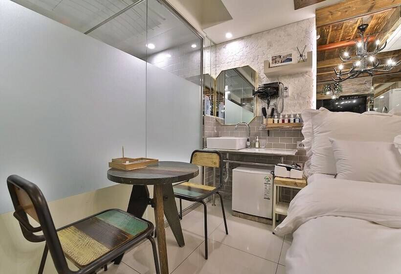 Hotel February Suseong