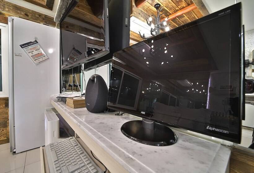 Hotel February Suseong