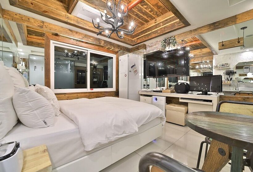 Hotel February Suseong