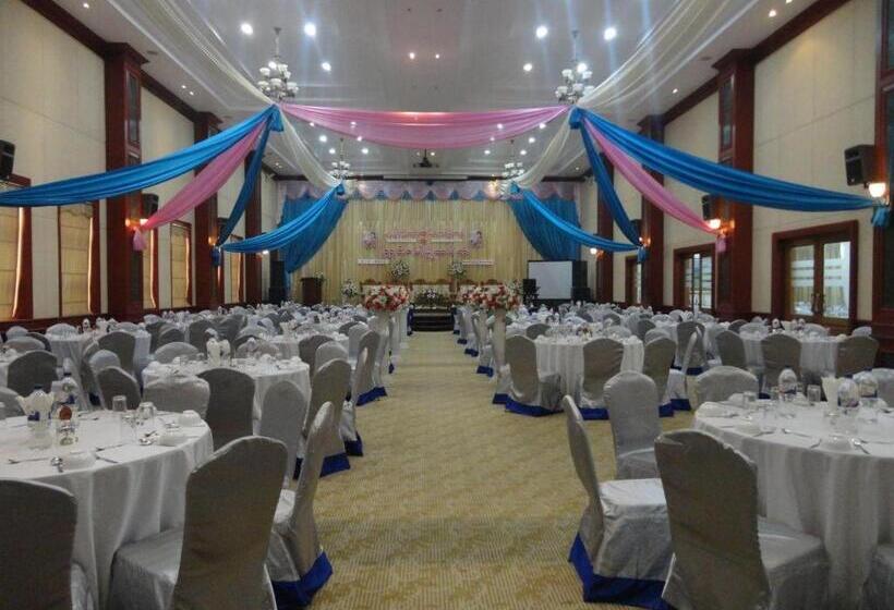 هتل Mawlamyine Strand