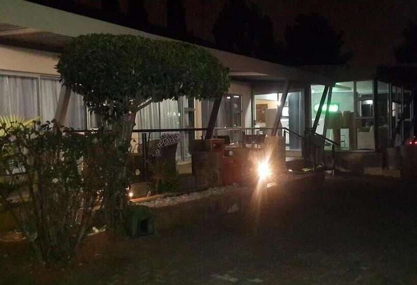 تختخواب و صبحانه Cockpit Guesthouse