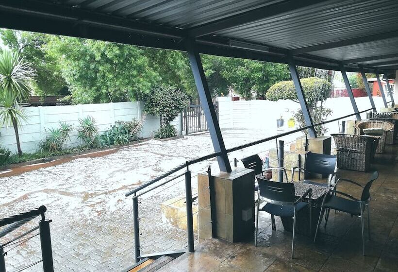 تختخواب و صبحانه Cockpit Guesthouse