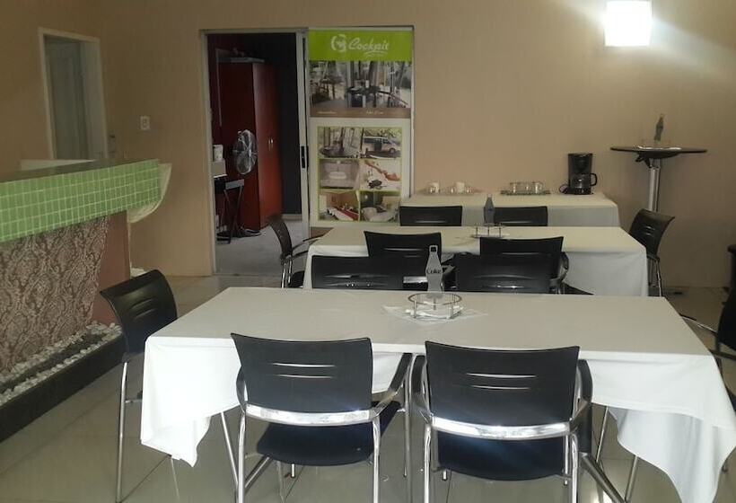 تختخواب و صبحانه Cockpit Guesthouse