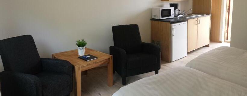 تختخواب و صبحانه Guesthouse Hvitafell