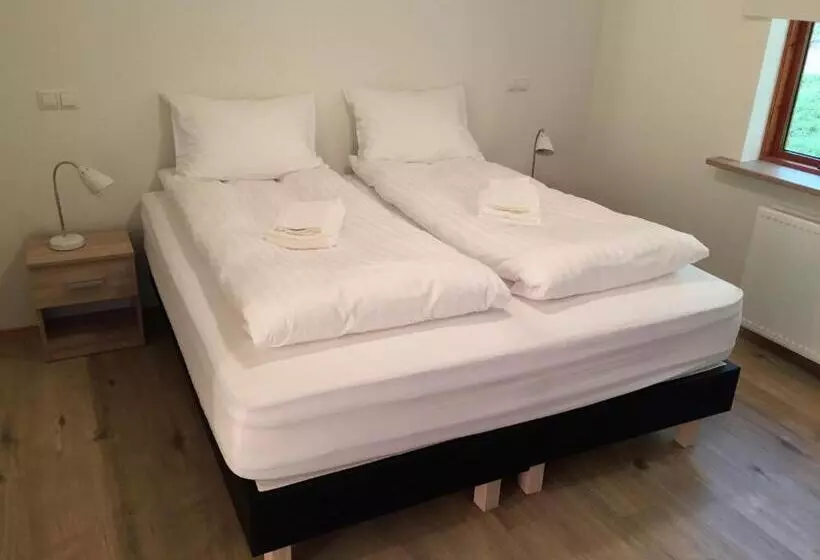 تختخواب و صبحانه Guesthouse Hvitafell