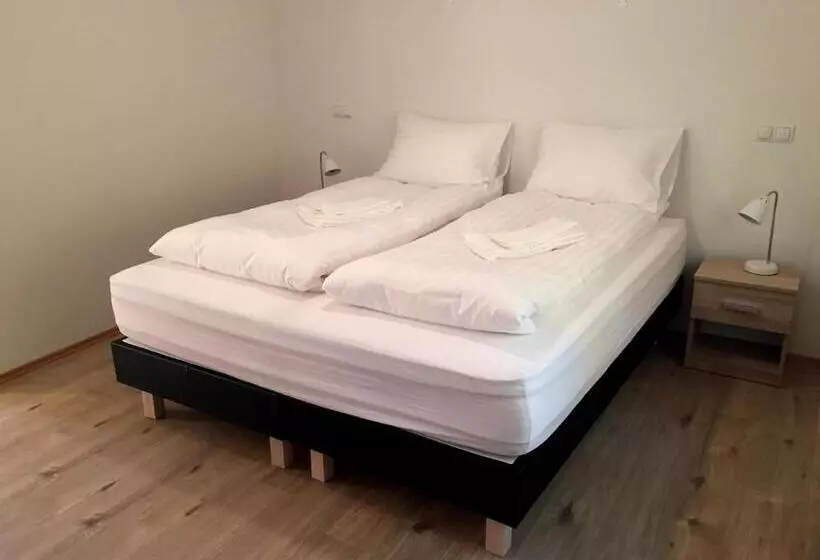 تختخواب و صبحانه Guesthouse Hvitafell