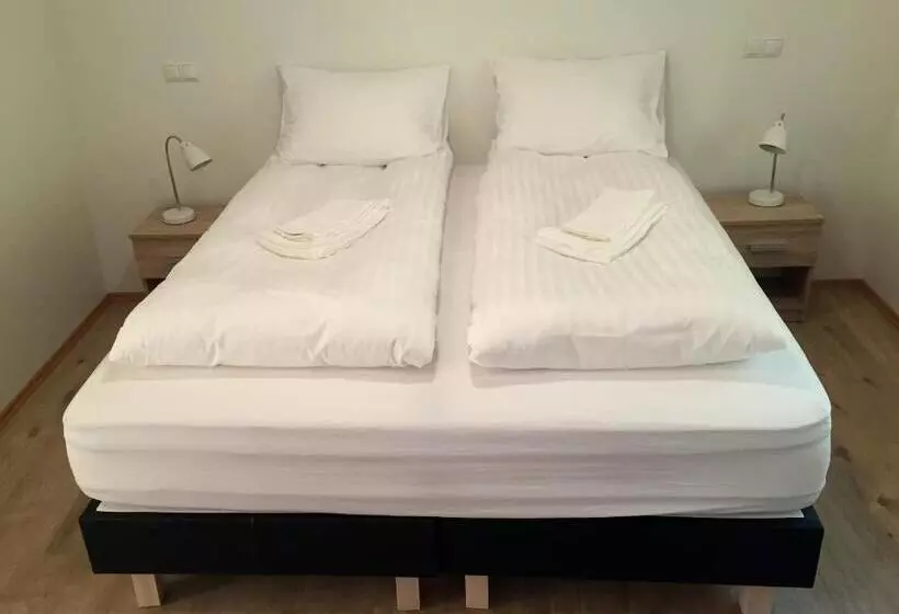 تختخواب و صبحانه Guesthouse Hvitafell