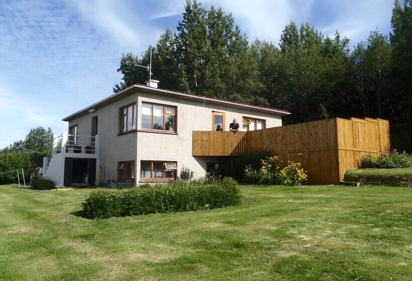 تختخواب و صبحانه Guesthouse Hvitafell