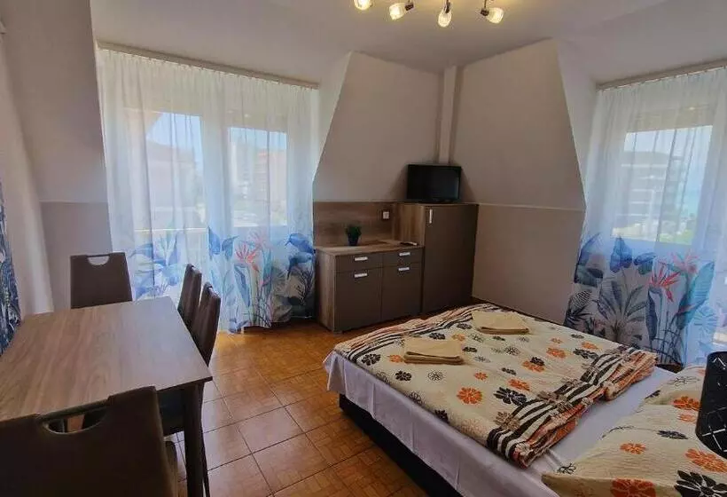 تختخواب و صبحانه Napsugár Apartmanház