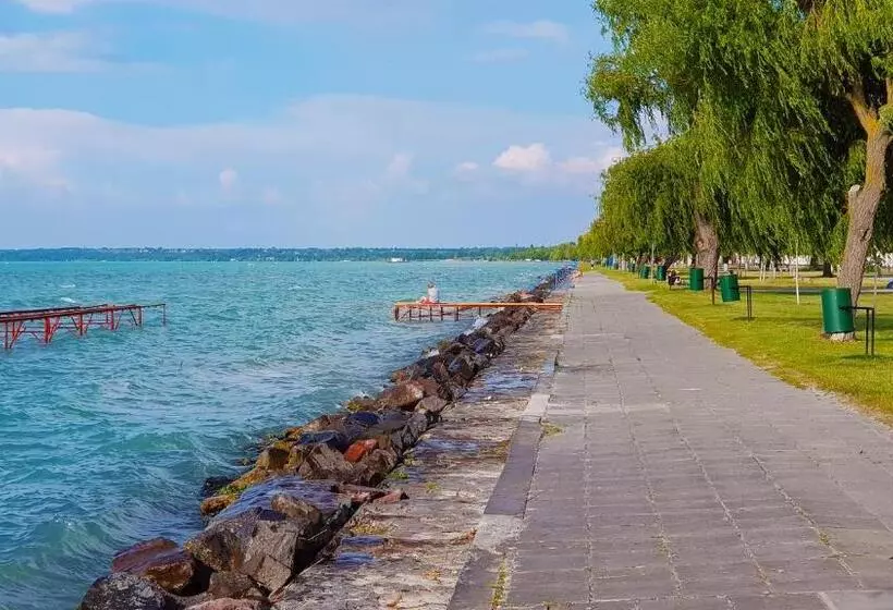 تختخواب و صبحانه Napsugár Apartmanház