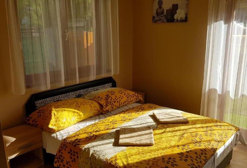 Bed and Breakfast Napsugár Apartmanház