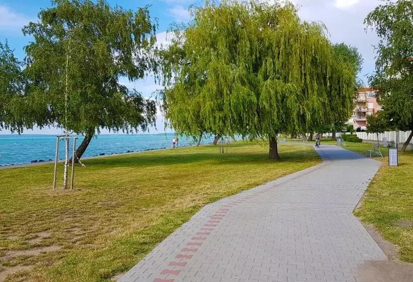 تختخواب و صبحانه Napsugár Apartmanház