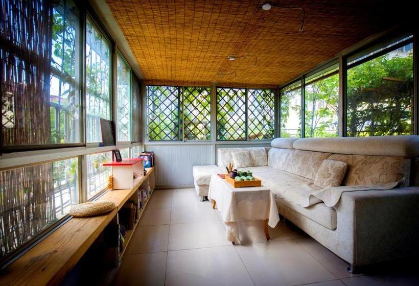 First Met Backpackers Hostel