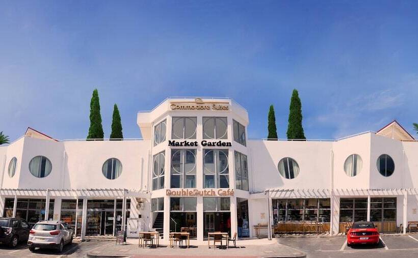 هتل Commodore Suites