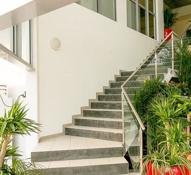 هتل Commodore Suites