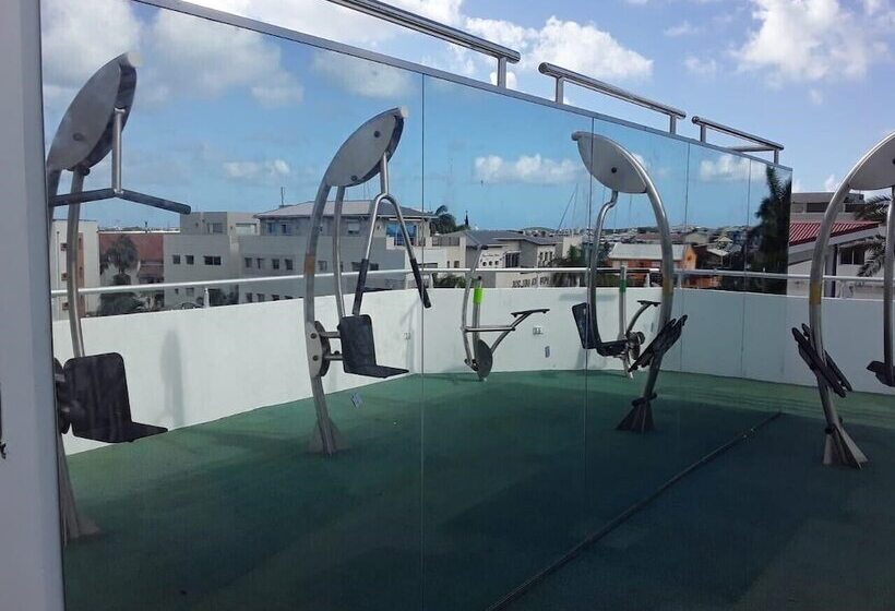 هتل Commodore Suites