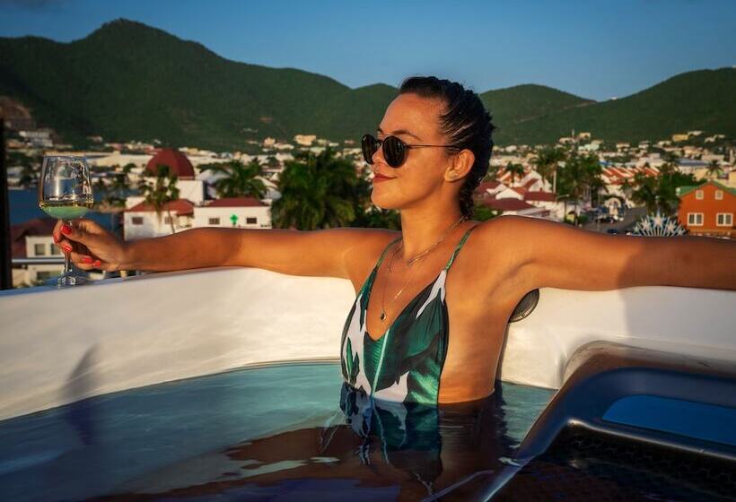 هتل Commodore Suites