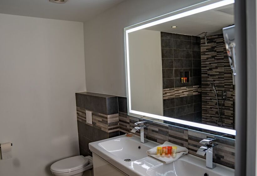 هتل Commodore Suites