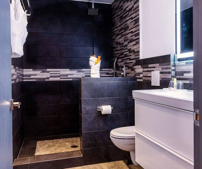 هتل Commodore Suites