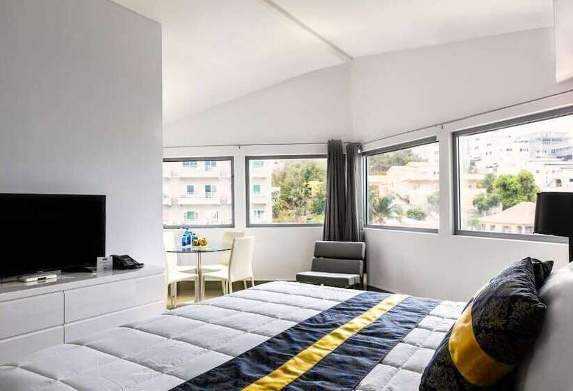 هتل Commodore Suites