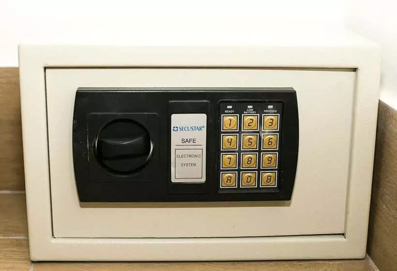 هتل Commodore Suites
