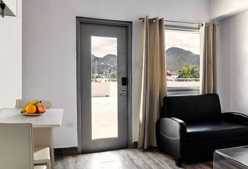 هتل Commodore Suites