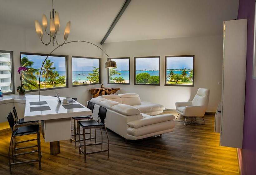 هتل Commodore Suites