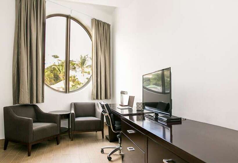 هتل Commodore Suites