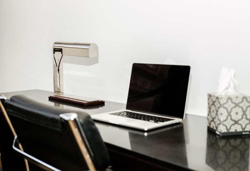 هتل Commodore Suites