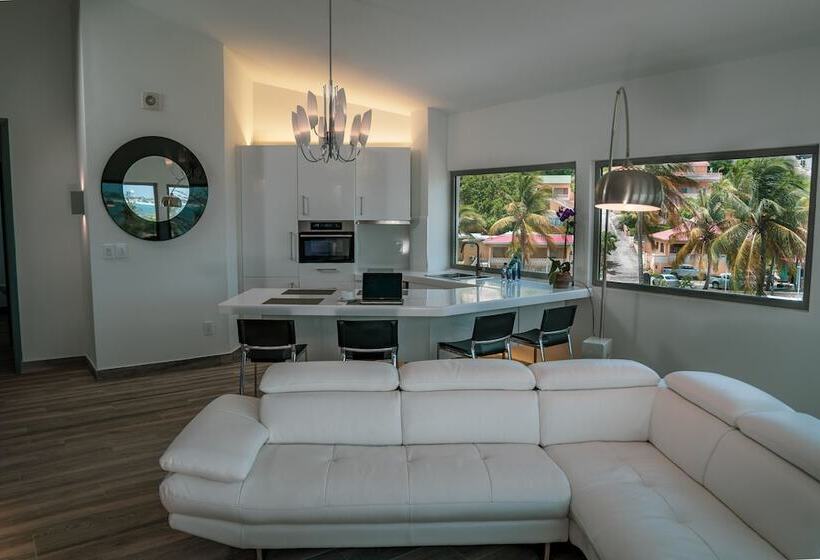 هتل Commodore Suites