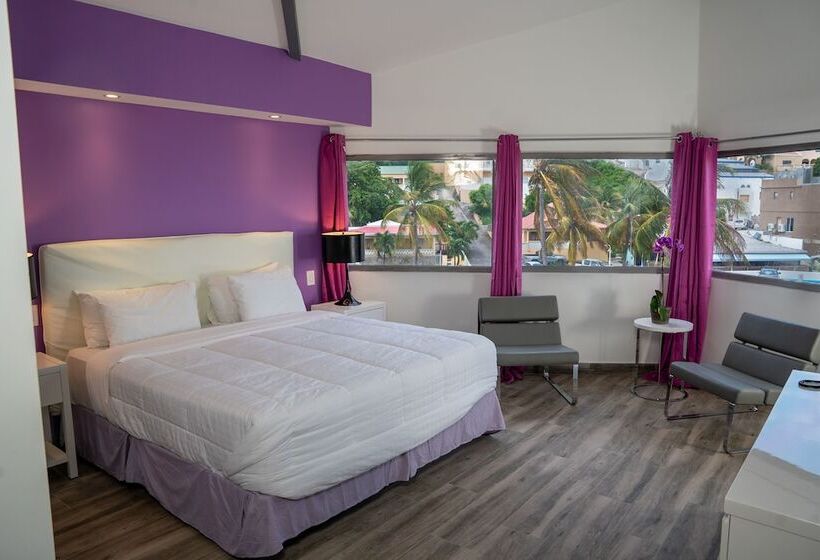 هتل Commodore Suites