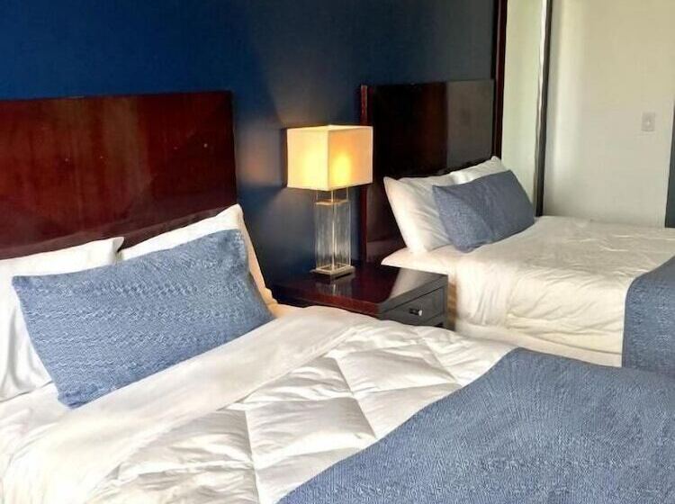 هتل Commodore Suites