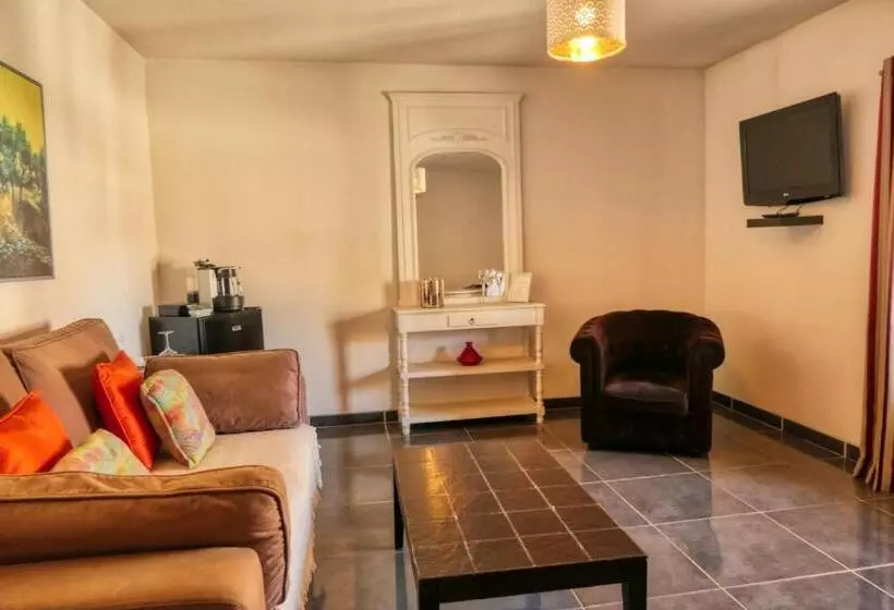 پانسیون A Propos  Suites Et Chambres