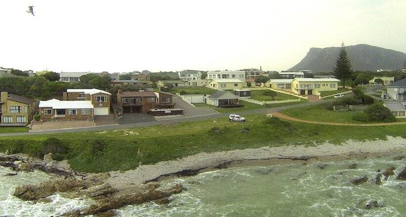 بنسيون White Shark Backpackers