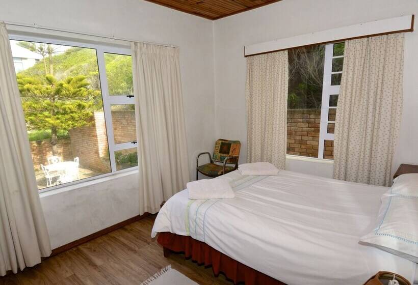 بنسيون White Shark Backpackers