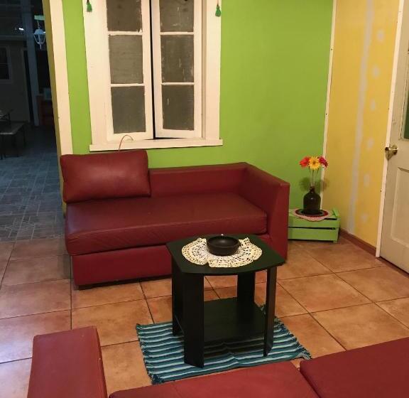 Hostal Tricontinental