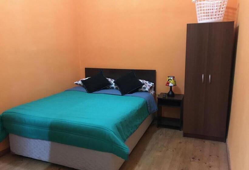 Hostal Tricontinental