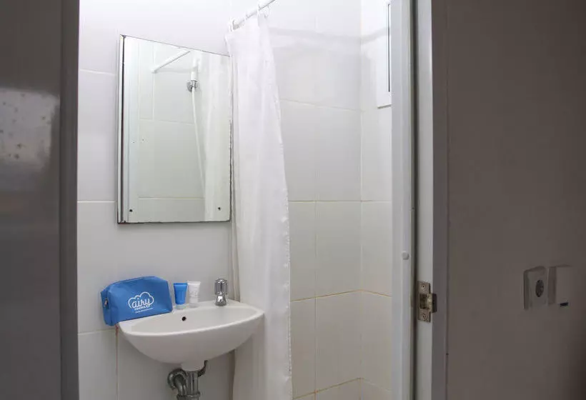 Hotelli Airy Aeropolis Residence Suryadarma Tangerang