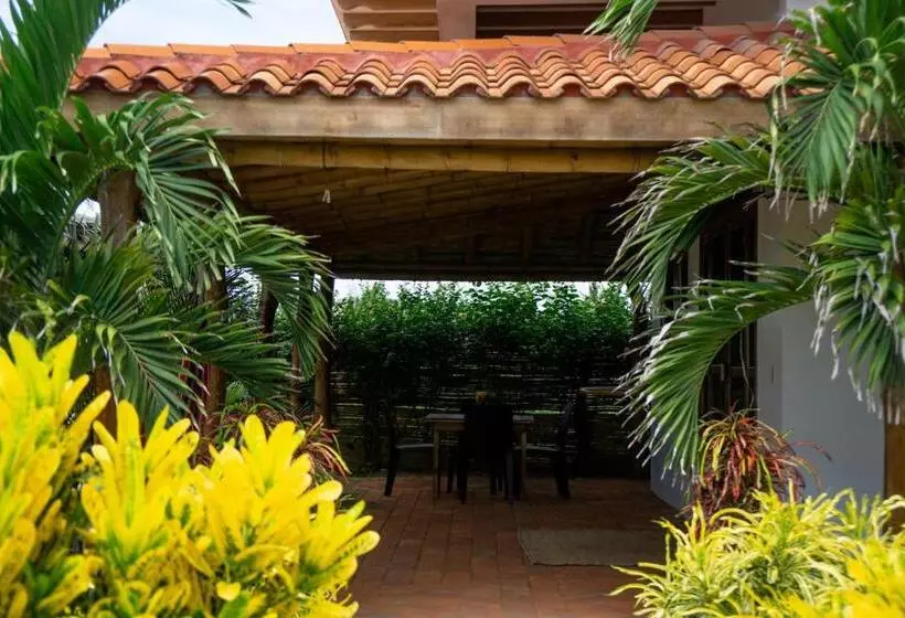 هتل Canoa Suites