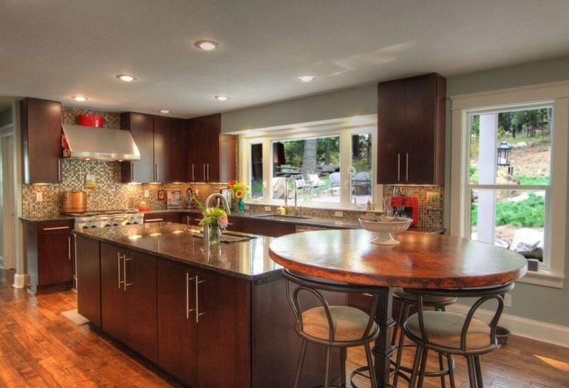 Huckleberry Hill Bed And Breakfast