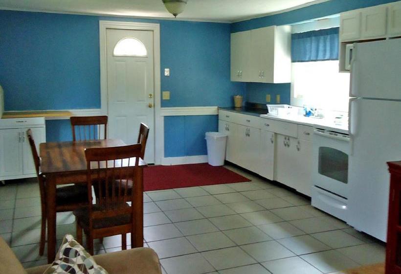 فندق على الطريق Adirondack Inn