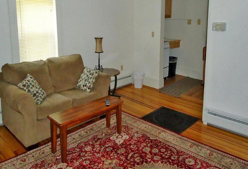 فندق على الطريق Adirondack Inn