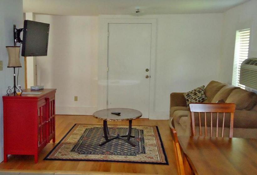 فندق على الطريق Adirondack Inn