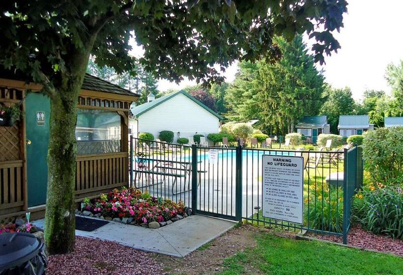 فندق على الطريق Adirondack Inn