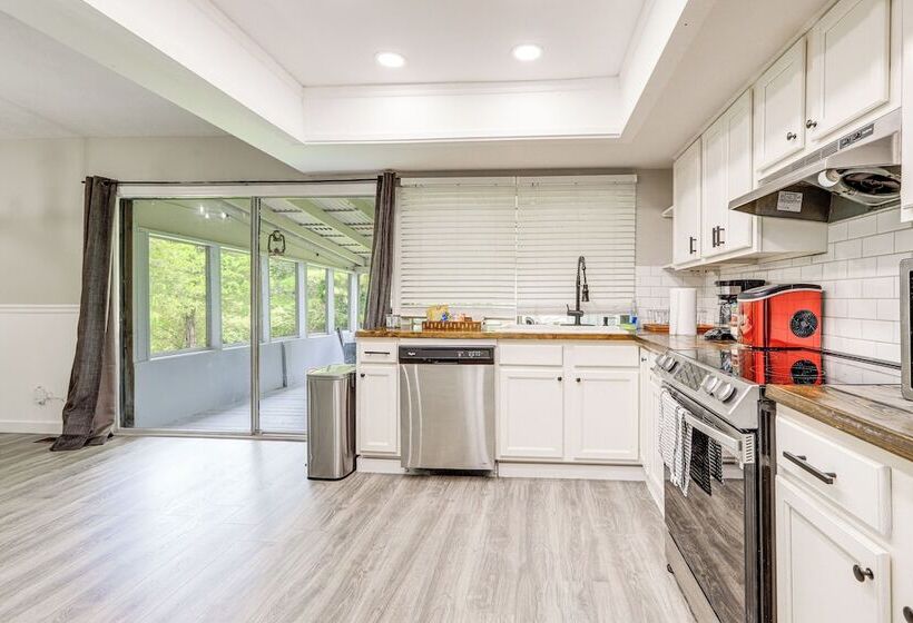 18 Mi To Dtwn Atlanta: Pet Friendly Home W/ Yard!