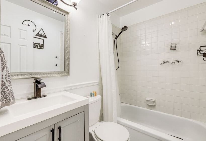 18 Mi To Dtwn Atlanta: Pet Friendly Home W/ Yard!